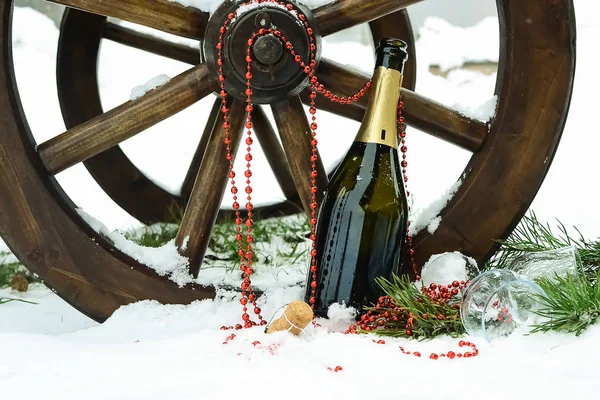 Szampana i Świąteczne ozdoby na śniegu. Holiday decorat — Zdjęcie stockowe