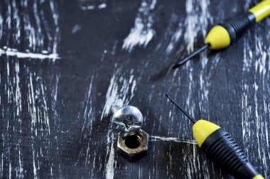 Fındık tahta bir masanın üzerinde yatan tamir için. Demir fındık ve vidalar f