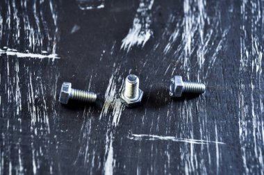 Fındık tahta bir masanın üzerinde yatan tamir için. Demir fındık ve vidalar f