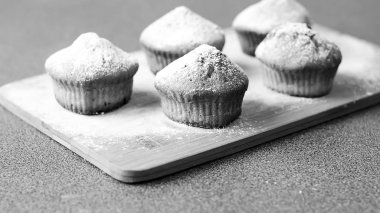 Masanın üzerine taze kek evde pişmiş. Lezzetli Breakfast fo