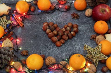 Yılbaşı süsleri ve hediyeleri ile çok renkli arka plan