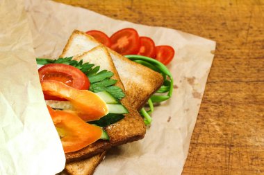 Sabah tabloda çay taze ekmek. Lezzetli yemekler. Hedef