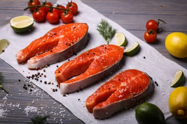 Balık yemek için masaya dilimlenmiş. Lezzetli deniz ürünleri yemeği. Tr