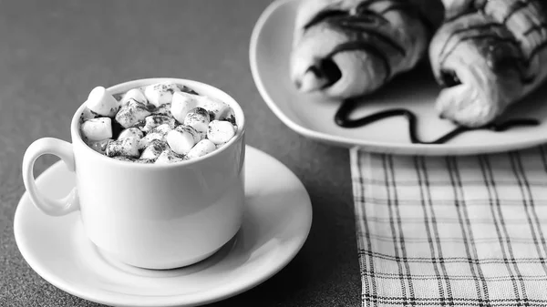 Frische Croissants mit Schokolade auf dem Tisch. leckeres Frühstück — Stockfoto