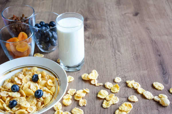 Cereales y frutas para el desayuno en la mesa. Deliciosa comida en h — Foto de Stock