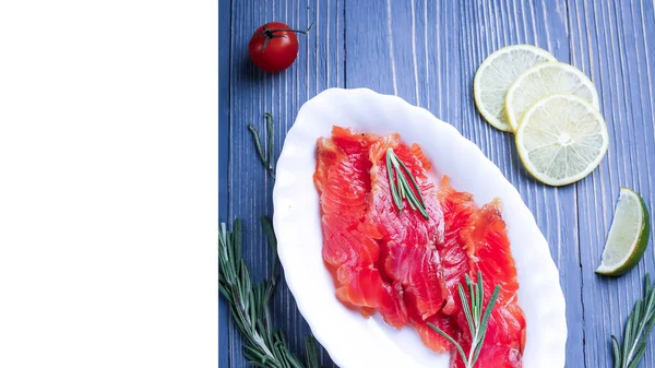 Pesce affettato sul tavolo per i pasti. Deliziosa cena a base di pesce. Tr — Foto Stock