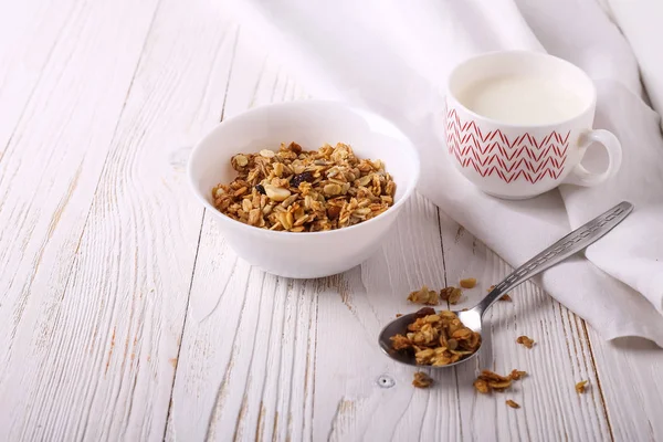 朝食のための穀物はテーブルの上です。牛乳からおいしいリング. — ストック写真