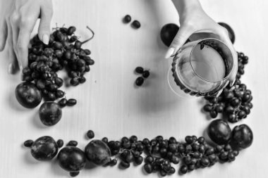 şarap, üzüm ve Erik bileşimi