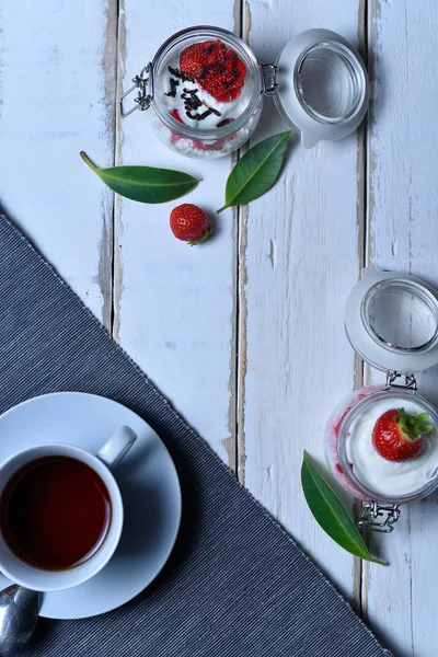 Čaj a jahodový dezert — Stock fotografie