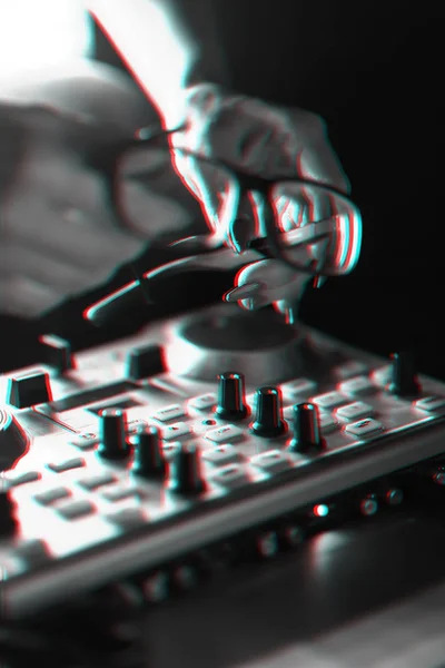 DJ mixer disco upplyst av strålkastare — Stockfoto
