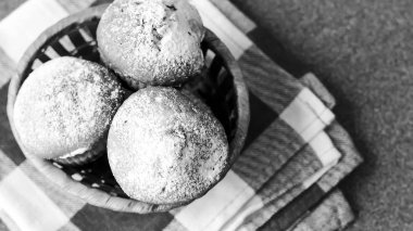 Masanın üzerine taze kek evde pişmiş. Lezzetli Breakfast fo