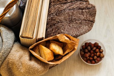 Kahve ve sabahları kahvaltı için lezzetli hamur işleri. Fındık