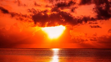 Akşam Sunset Beach. Denizde güzel gündoğumu. La