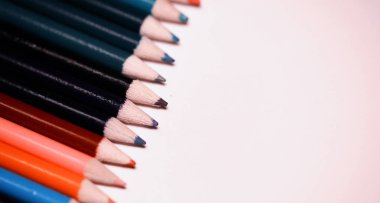 Çok renkli kalemler masanın üzerinde. Bir yığın renkli kalemler ti