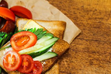 Sabah tabloda çay taze ekmek. Lezzetli yemekler. Hedef