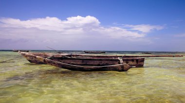 Güneşli bir öğleden sonra defne okyanusta tekneler. Balıkçı tekneleri TH
