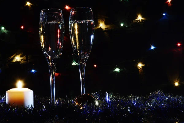 Hohe Gläser für Champagner. gute Neujahrsstimmung. Kerzen und Kerzen — Stockfoto