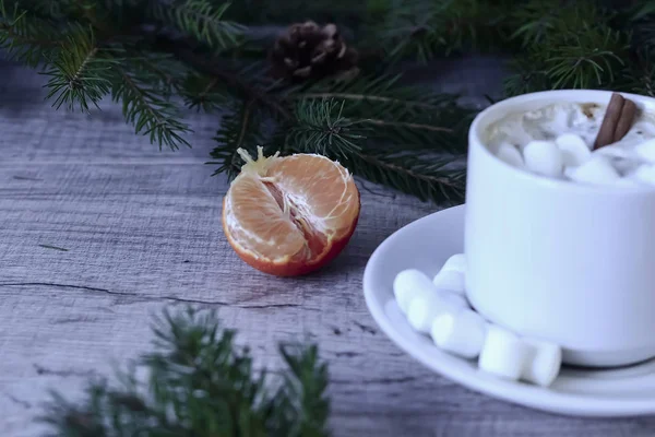 Café avec guimauves au sapin de Noël. Réchauffement festif — Photo