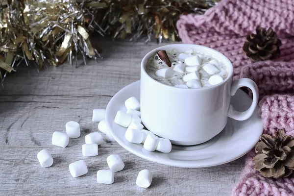 Coffee with marshmallows at the Christmas tree. Festive warming — Stock Photo, Image