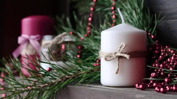 Vela en la mesa cerca del árbol de Navidad. Regalo de Navidad . —  Fotos de Stock