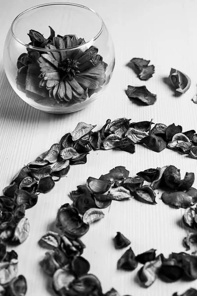 A keret a szárított virágok. Szárított virágok díszítik. Váza p — Stock Fotó