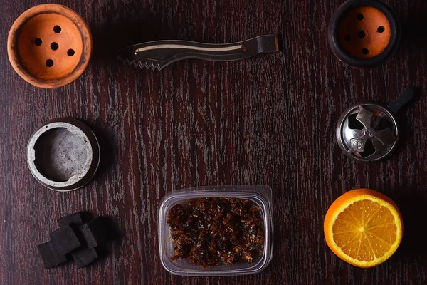 Nargile aksesuarları masanın üzerinde. Sigara Shisha. Enviro rahatlatıcı
