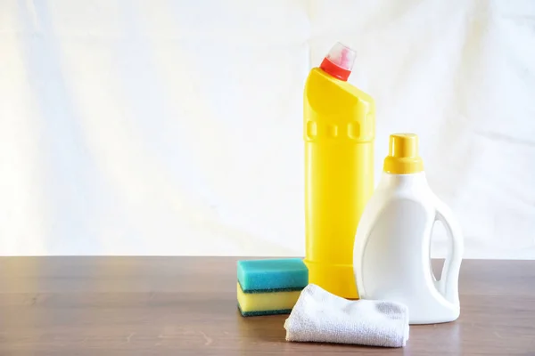 Sabun dan kain lap di atas meja. Wipes untuk membersihkan. Botol kecerdasan — Stok Foto