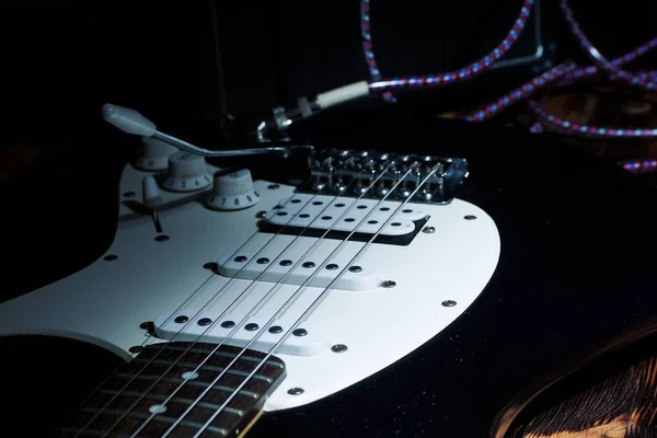 Guitarra eléctrica con cuerdas en Studio.Instrumento musical en hom —  Fotos de Stock
