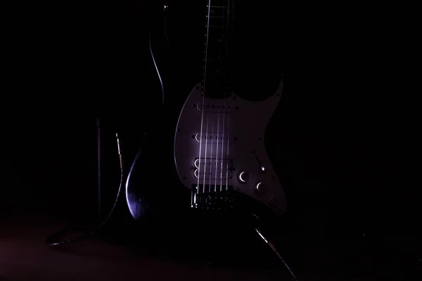 Elektrische gitaar met de snaren in Studio.Musical instrument op hom — Stockfoto