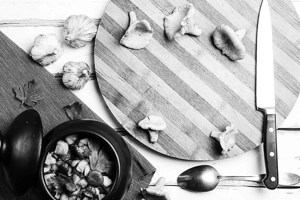 Brambory s houbami v hliněném hrnci. Houby z lesa — Stock fotografie