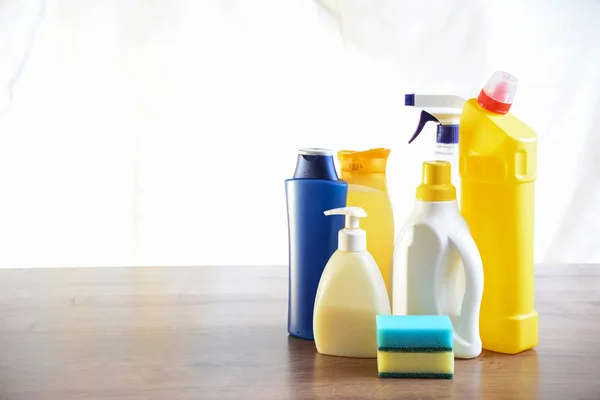 Mýdlo a ručníky na stole. Utěrky na čištění. Láhev ŽÁ Stock Obrázky