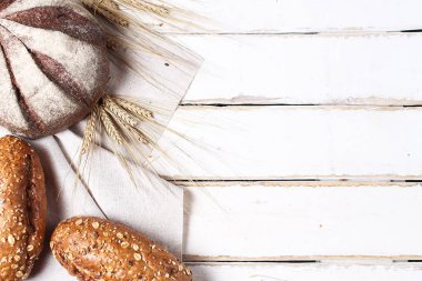 Taze pişmiş ekmek buğday kulaklı. Buğday sarı. Kahvaltı