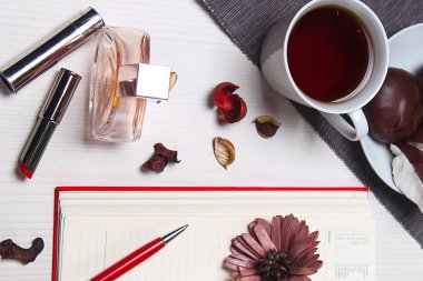 Masanın üzerinde yatan ileti örneği. Ofiste tabloda. Workplac