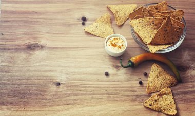 Mısır cipsi kavanozun içinde. Bira Meksika cips için geleneksel snack