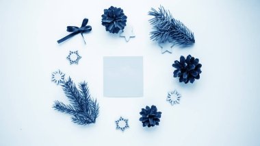 Noel hediyeleri ve tatil için hediyeler. Çam dalları ve d