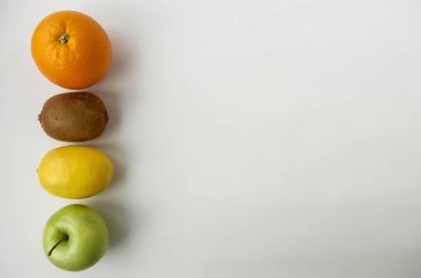 Afterno bir tablo taze dilimlenmiş meyve arka plan