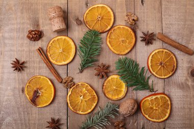 Masanın üzerinde yatan Portakal dilim kuru. Dekoratif süs. C