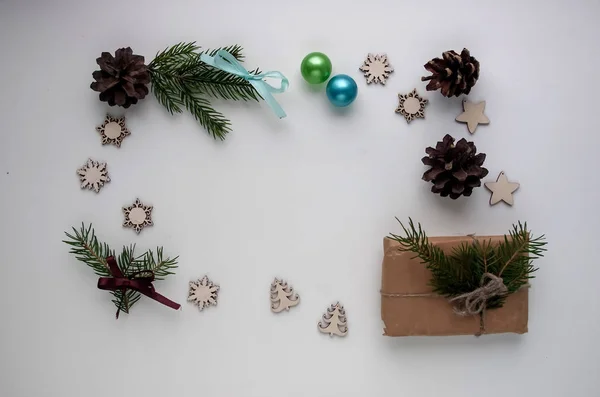 Christmas gifts and gifts for the holiday. Spruce branches and d — Stock Photo, Image