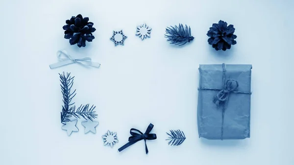 Regali di Natale e regali per le vacanze. Rami di abete rosso e d — Foto Stock