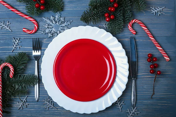 Plates and dishes for the Christmas table. Festive table setting — Stock Photo, Image