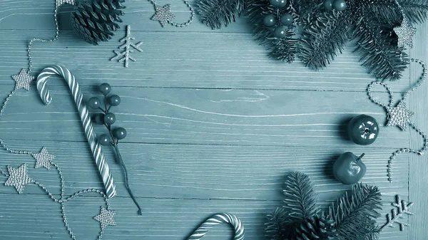 Dulces y golosinas de Navidad en la mesa. Dulces regalos para los niños —  Fotos de Stock