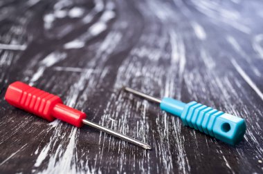 Masanın üzerinde yatan onarmak için tornavida. Mens ev işi. Düzeltme 