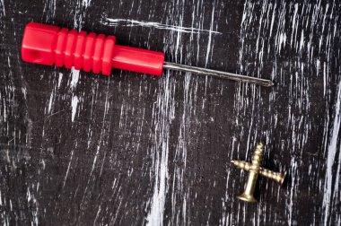 Masanın üzerinde yatan onarmak için tornavida. Mens ev işi. Düzeltme 