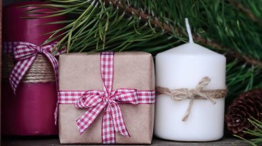 Noel ağacı yakınındaki masada mum. Noel hediyesi. 