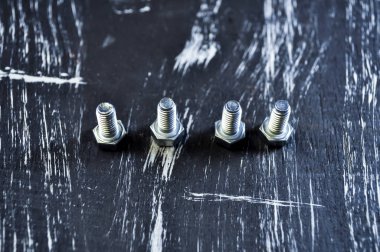 Fındık tahta bir masanın üzerinde yatan tamir için. Demir fındık ve vidalar f