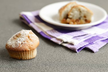 Masanın üzerine taze kek evde pişmiş. Lezzetli Breakfast fo
