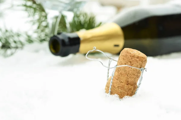 Champagne en Kerst decoraties in de sneeuw. Vakantie decorat — Stockfoto