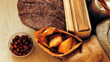 Kahve ve sabahları kahvaltı için lezzetli hamur işleri. Fındık