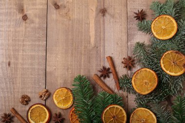 Masanın üzerinde yatan Portakal dilim kuru. Dekoratif süs. C