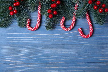 Noel candy ve masanın üzerine davranır. Childre için tatlı hediyeler